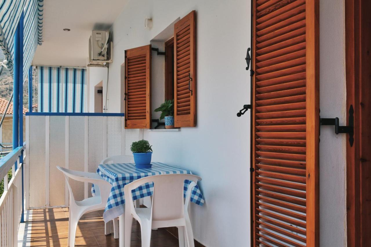 Seaview- 2 Space - Selfcatering Apartment - Helen No 3 Xiropígado Kültér fotó